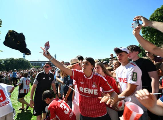 01.08.2026, xophax, Fussball 1.Bundesliga, 1.FC Koeln Saisoneröffnung beim 1.FC Köln am Rhein Energie Stadion. Hype um Said El Mala ( 1.FC Köln ) bei den Fans.Schlange stehen für ein Autogramm und Foto. Köln
