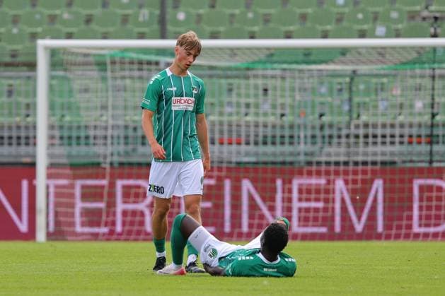 01.08.26, GER, Regionalliga Nord, Fussball, 1. Spieltag, Saison 2026 2027, Dietmar-Scholze-Stadion an der Lohmuehle, VfB Luebeck vs SC Weiche Flensburg Spielende Endstand 1:1. Henry Jeschonek (VfB Luebeck 02) und Emmanuel Appiah (VfB Luebeck 18) (am Boden liegend) Foto nordphoto GmbH Tauchnitz Luebeck Dietmar-Scholze-Stadion an der Lohmuehle SH Germany Copyright: xnordphotoxGmbHx xTauchnitzx