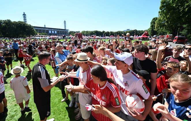 01.08.2026, xophax, Fussball 1.Bundesliga, 1.FC Koeln Saisoneröffnung beim 1.FC Köln am Rhein Energie Stadion. Hype um Said El Mala ( 1.FC Köln ) bei den Fans.Schlange stehen für ein Autogramm und Foto. Köln