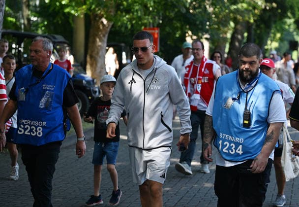 01.08.2026, xophax, Fussball 1.Bundesliga, 1.FC Koeln Saisoneröffnung beim 1.FC Köln am Rhein Energie Stadion. Hype um Said El Mala ( 1.FC Köln ) bei den Fans. Said El Mala bewacht und geschützt von Security Köln