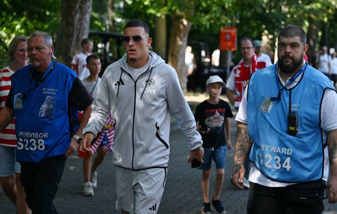 01.08.2026, xophax, Fussball 1.Bundesliga, 1.FC Koeln Saisoneröffnung beim 1.FC Köln am Rhein Energie Stadion. Hype um Said El Mala ( 1.FC Köln ) bei den Fans. Said El Mala bewacht und geschützt von Security Köln