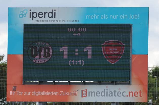 01.08.26, GER, Regionalliga Nord, Fussball, 1. Spieltag, Saison 2026 2027, Dietmar-Scholze-Stadion an der Lohmuehle, VfB Luebeck vs SC Weiche Flensburg Spielende Endstand 1:1. Anzeigentafel Feature Impression Endstand Spielstand Foto nordphoto GmbH Tauchnitz Luebeck Dietmar-Scholze-Stadion an der Lohmuehle SH Germany Copyright: xnordphotoxGmbHx xTauchnitzx