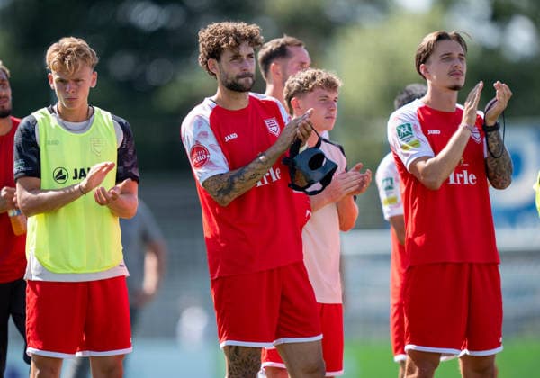 Fußball Regionalliga Staffel West 1. Spieltag SV Westfalia Rhynern - Sportfreunde Siegen am 01.08.2026 im Kümpel + Hellmeister Arena im Westfalia Sportpark in Hamm-Rhynern Tom Gutsch ( Siegen ), links - Jan-Luca Rumpf ( Siegen ), mitte - Dustin Willms ( Siegen ), rechts
