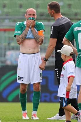 01.08.26, GER, Regionalliga Nord, Fussball, 1. Spieltag, Saison 2026 2027, Dietmar-Scholze-Stadion an der Lohmuehle, VfB Luebeck vs SC Weiche Flensburg Spielende Endstand 1:1. Mitte Marvin Thiel (VfB Luebeck 13) ist enttäuscht enttaeuscht rechts Trainer Kevin Rodewald (VfB Luebeck) Foto nordphoto GmbH Tauchnitz Luebeck Dietmar-Scholze-Stadion an der Lohmuehle SH Germany Copyright: xnordphotoxGmbHx xTauchnitzx