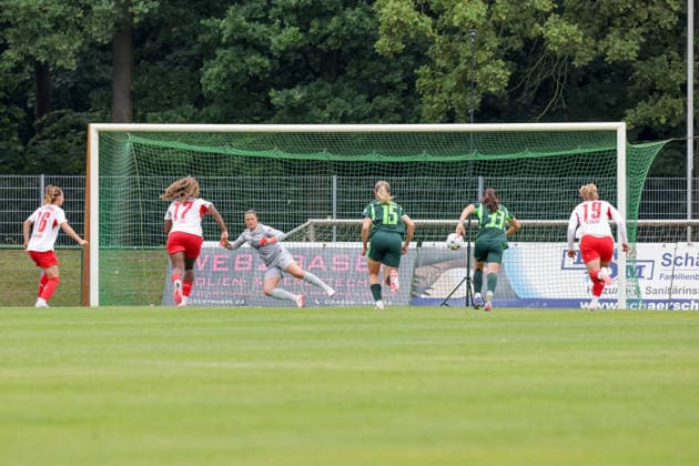 01.08.2026, xgrfx, Fussball Testspiel Frauen , RB Leipzig - VfL Wolfsburg v.l. Tor, Annabel Schasching zum 1:3 (RB Leipzig) (DFL DFB REGULATIONS PROHIBIT ANY USE OF PHOTOGRAPHS as IMAGE SEQUENCES and or QUASI-VIDEO) Leipzig