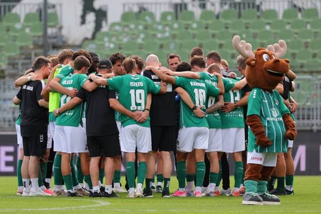 01.08.26, GER, Regionalliga Nord, Fussball, 1. Spieltag, Saison 2026 2027, Dietmar-Scholze-Stadion an der Lohmuehle, VfB Luebeck vs SC Weiche Flensburg Spielende Endstand 1:1. Schlusskreis VfB Lübeck VfB Luebeck mit Maskottchen Tore der Elch (VfB Luebeck) Foto nordphoto GmbH Tauchnitz Luebeck Dietmar-Scholze-Stadion an der Lohmuehle SH Germany Copyright: xnordphotoxGmbHx xTauchnitzx