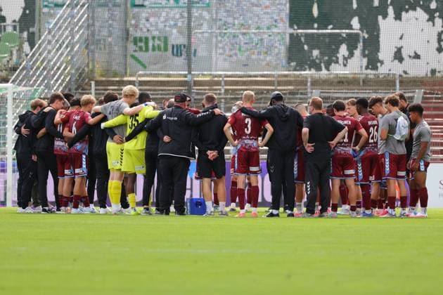 01.08.26, GER, Regionalliga Nord, Fussball, 1. Spieltag, Saison 2026 2027, Dietmar-Scholze-Stadion an der Lohmuehle, VfB Luebeck vs SC Weiche Flensburg Spielende Endstand 1:1. Schlusskreis SC Weiche Flensburg 08 Foto nordphoto GmbH Tauchnitz Luebeck Dietmar-Scholze-Stadion an der Lohmuehle SH Germany Copyright: xnordphotoxGmbHx xTauchnitzx