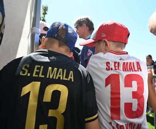 01.08.2026, xophax, Fussball 1.Bundesliga, 1.FC Koeln Saisoneröffnung beim 1.FC Köln am Rhein Energie Stadion. Hype um Said El Mala ( 1.FC Köln ) .Schlange stehen für ein Autogramm und Foto. Köln