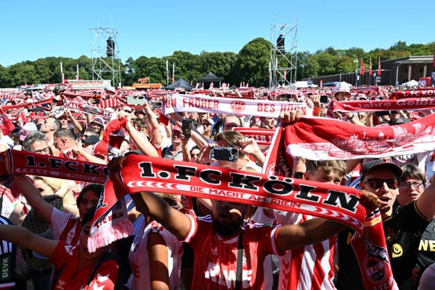 01.08.2026, xophax, Fussball 1.Bundesliga, 1.FC Koeln Saisoneröffnung beim 1.FC Köln am Rhein Energie Stadion. Hype um Said El Mala ( 1.FC Köln ) bei den Fans. Fans an der FC Bühne. Köln