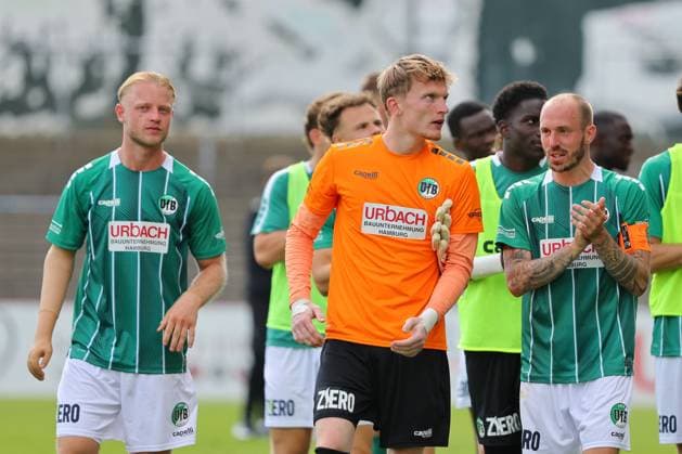 01.08.26, GER, Regionalliga Nord, Fussball, 1. Spieltag, Saison 2026 2027, Dietmar-Scholze-Stadion an der Lohmuehle, VfB Luebeck vs SC Weiche Flensburg Spielende Endstand 1:1. Dank an die Fans nach dem Spiel Tom Kankowski (VfB Luebeck 08) Torwart Finn Böhmker Finn Boehmker (VfB Luebeck 01) Marvin Thiel (VfB Luebeck 13) Foto nordphoto GmbH Tauchnitz Luebeck Dietmar-Scholze-Stadion an der Lohmuehle SH Germany Copyright: xnordphotoxGmbHx xTauchnitzx
