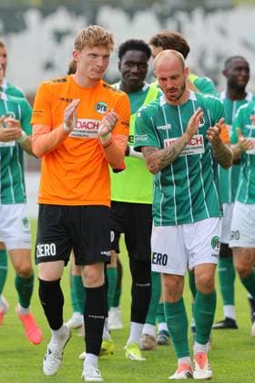 01.08.26, GER, Regionalliga Nord, Fussball, 1. Spieltag, Saison 2026 2027, Dietmar-Scholze-Stadion an der Lohmuehle, VfB Luebeck vs SC Weiche Flensburg Spielende Endstand 1:1. Dank an die Fans nach dem Spiel Torwart Finn Böhmker Finn Boehmker (VfB Luebeck 01) Marvin Thiel (VfB Luebeck 13) Foto nordphoto GmbH Tauchnitz Luebeck Dietmar-Scholze-Stadion an der Lohmuehle SH Germany Copyright: xnordphotoxGmbHx xTauchnitzx