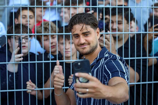 01.08.2026, GER, Fussball, Herren, Testspiel, Saison 2026 2027, KFC Uerdingen - Delay Sports Präsident Elias Eli Nerlich macht ein Foto mit einem Fan Krefeld Grotenburg-Stadion Nordrhein-Westfalen Deutschland Copyright: xAdrianxSchlüterx