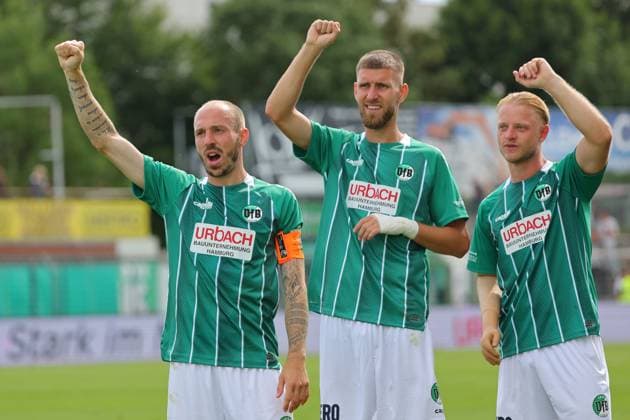 01.08.26, GER, Regionalliga Nord, Fussball, 1. Spieltag, Saison 2026 2027, Dietmar-Scholze-Stadion an der Lohmuehle, VfB Luebeck vs SC Weiche Flensburg Spielende Endstand 1:1. Dank an die Fans nach dem Spiel Marvin Thiel (VfB Luebeck 13) Selim Ajkic (VfB Luebeck 09) Tom Kankowski (VfB Luebeck 08) Foto nordphoto GmbH Tauchnitz Luebeck Dietmar-Scholze-Stadion an der Lohmuehle SH Germany Copyright: xnordphotoxGmbHx xTauchnitzx