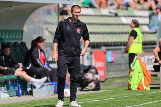 01.08.26, GER, Regionalliga Nord, Fussball, 1. Spieltag, Saison 2026 2027, Dietmar-Scholze-Stadion an der Lohmuehle, VfB Luebeck vs SC Weiche Flensburg Coachingzone Seitenlinie Trainerbereich Technische Zone. Trainer Tim Wulff (SC Weiche Flensburg 08) Foto nordphoto GmbH Tauchnitz Luebeck Dietmar-Scholze-Stadion an der Lohmuehle SH Germany Copyright: xnordphotoxGmbHx xTauchnitzx