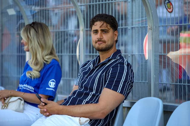 01.08.2026, GER, Fussball, Herren, Testspiel, Saison 2026 2027, KFC Uerdingen - Delay Sports Präsident Elias Eli Nerlich schaut Krefeld Grotenburg-Stadion Nordrhein-Westfalen Deutschland Copyright: xAdrianxSchlüterx