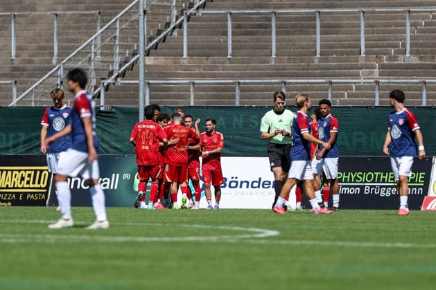 01.08.2026, GER, Fussball, Herren, Testspiel, Saison 2026 2027, KFC Uerdingen - Delay Sports Sky Vincent Tloczynski Torjubel, jubelt mit seiner Mannschaft nach dem Treffer zum 0:1 Krefeld Grotenburg-Stadion Nordrhein-Westfalen Deutschland Copyright: xAdrianxSchlüterx