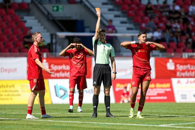 01.08.2026, GER, Fussball, Herren, Testspiel, Saison 2026 2027, KFC Uerdingen - Delay Sports Reda Ouakil erhält die rote Karte Krefeld Grotenburg-Stadion Nordrhein-Westfalen Deutschland Copyright: xAdrianxSchlüterx