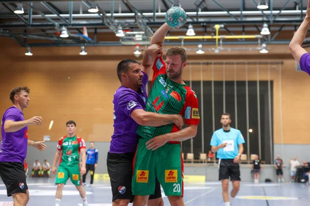 01.08.2026, xtgx, Handball - Testspiel SC Magdeburg - Corotop Gwardia Opole emspor, v.l. Philipp Weber (Magdeburg, 20) Zweikampf, Duell, Kampf, tackle Ilsenburg