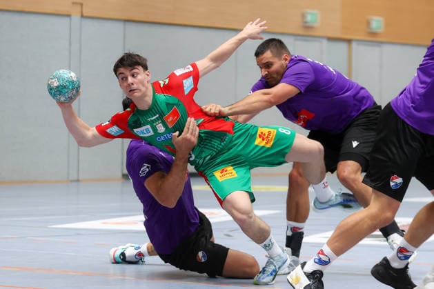 01.08.2026, xtgx, Handball - Testspiel SC Magdeburg - Corotop Gwardia Opole emspor, v.l. Tim Thielicke (Magdeburg, 8) zweikampf, Duell, Kampf, tackle Ilsenburg