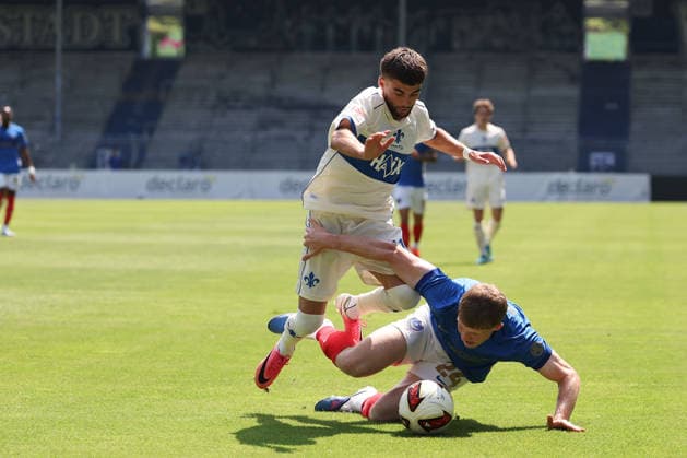 2026.08.01 Darmstadt, Testpiel SV Darmstadt 98 - FC Portsmouth v.l. Ibrahim El Kadiri (SV DArmstadt 98), Terry Devlin (Portsmouth), battles for the Ball Copyright: HMBxMedia JoaquimxFerreira