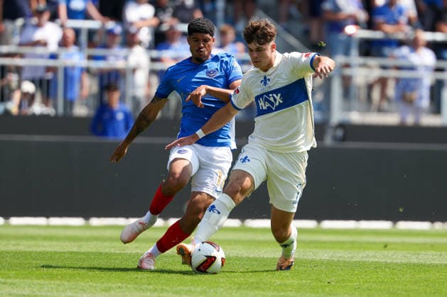 2026.08.01 Darmstadt, Testpiel SV Darmstadt 98 - FC Portsmouth v.l. Luke Le Roux (Portsmouth), Noah Raphael Weißhaupt (SV Darmstadt 98) battles for the Ball Copyright: HMBxMedia JoaquimxFerreira