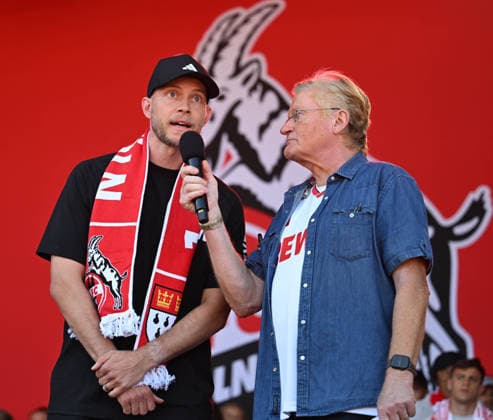 01.08.2026, xophax, Fussball 1.Bundesliga, 1.FC Koeln Saisoneröffnung beim 1.FC Köln am Rhein Energie Stadion. Mannschaft wird den Fans vorgestellt. Trainer Rene Wagner ( 1.FC Köln ) , links und Stadionsprecher Michael Trippel, rechts Köln