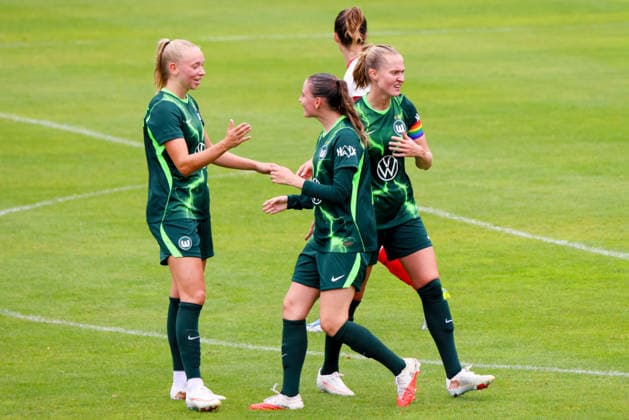 Markranstädt, Deutschland: 01.08.2026 - Testspiel - RB Leipzig Frauen vs. VfL Wolfsburg Frauen Im Bild: v.li. Torschützin Ella Peddemors (Wolfsburg) macht das Tor zum 1:0 für Wolfsburg und jubelt mit Smilla Vallotto (Wolfsburg) und Janina Minge (Wolfsburg) Copyright: HMBxMedia MadeleinexFantini