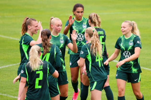 Markranstädt, Deutschland: 01.08.2026 - Testspiel - RB Leipzig Frauen vs. VfL Wolfsburg Frauen Im Bild: v.li. die Zweite Torschützin Ella Peddemors (Wolfsburg) macht das Tor zum 1:0 für Wolfsburg und jubelt mit ihren Mannschaftskolleginnen Copyright: HMBxMedia MadeleinexFantini