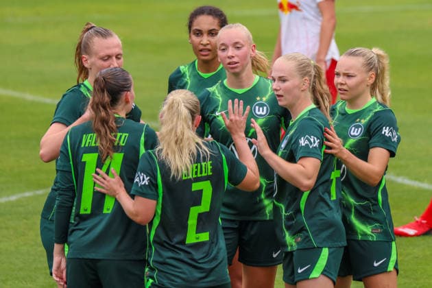 Markranstädt, Deutschland: 01.08.2026 - Testspiel - RB Leipzig Frauen vs. VfL Wolfsburg Frauen Im Bild: Torschützin Ella Peddemors (Wolfsburg) , mittig im Bild rechts von Cora Zicai (Wolfsburg), macht das Tor zum 1:0 für Wolfsburg und jubelt mit ihren Mannschaftskolleginnen Copyright: HMBxMedia MadeleinexFantini