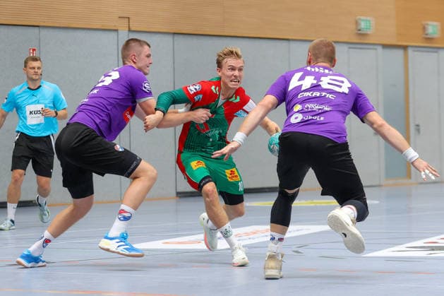 01.08.2026, xtgx, Handball - Testspiel SC Magdeburg - Corotop Gwardia Opole emspor, v.l. Gisli Thorgeir Kristjansson (Magdeburg, 10) Zweikampf, Duell, Kampf, tackle Ilsenburg