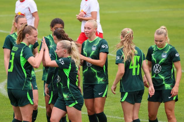 Markranstädt, Deutschland: 01.08.2026 - Testspiel - RB Leipzig Frauen vs. VfL Wolfsburg Frauen Im Bild: Torschützin Ella Peddemors (Wolfsburg), die Dritte von rechts, macht das Tor zum 1:0 für Wolfsburg und jubelt mit ihren Mannschaftskolleginnen Copyright: HMBxMedia MadeleinexFantini
