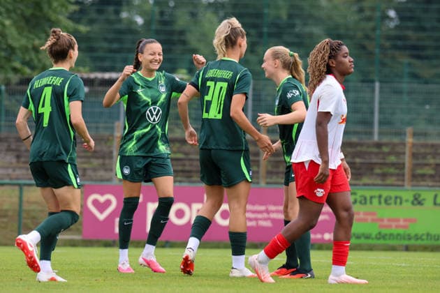 Markranstädt, Deutschland: 01.08.2026 - Testspiel - RB Leipzig Frauen vs. VfL Wolfsburg Frauen Im Bild: v.li. die Dritte Torschützin Julia Landenberger (Wolfsburg) macht das Tor zum 2:0 für Wolfsburg und jubelt mit Sophia Kleinherne (Wolfsburg), Joelle Wedemeyer (Wolfsburg) und Linnea Saelen (Wolfsburg) Copyright: HMBxMedia MadeleinexFantini