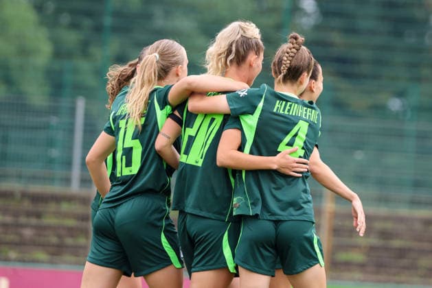 Markranstädt, Deutschland: 01.08.2026 - Testspiel - RB Leipzig Frauen vs. VfL Wolfsburg Frauen Im Bild: v.li. die Zweite Torschützin Julia Landenberger (Wolfsburg) macht das Tor zum 2:0 für Wolfsburg und jubelt mit Weronika Arasniewicz (Wolfsburg) und Sophia Kleinherne (Wolfsburg) Copyright: HMBxMedia MadeleinexFantini