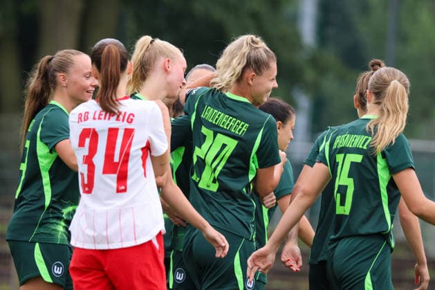 Markranstädt, Deutschland: 01.08.2026 - Testspiel - RB Leipzig Frauen vs. VfL Wolfsburg Frauen Im Bild: Torschützin Julia Landenberger (Wolfsburg), mittig im Bild, macht das Tor zum 2:0 für Wolfsburg und jubelt mit ihren Mannschaftskolleginnen Copyright: HMBxMedia MadeleinexFantini