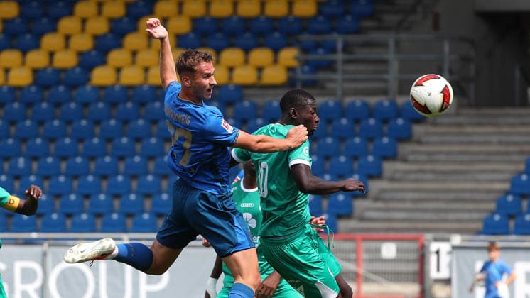 Eintracht vs. RAAL La Louviere, Testspiel Braunschweig, 01.08.2026, Fußball, Herren, Saison 2026 2027, Testspiel, Eintracht Braunschweig vs. RAAL La Louviere: Jan Urbich (Eintracht Braunschweig), Mama Wade (La Louviere) Deutschland