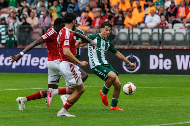 01.08.2026, GER, Testspiel, Saison 2026 2027), FC Energie Cottbus - SV Werder Bremen. Patrice ÄaoviÄ‡ Patrice Covic (SV Werder Bremen 24) im Zweikampf gegen Dominik Pelivan (FC Energie Cottbus 5) Cottbus Stadion der Freundschaft Brandenburg Deutschland Copyright: xnordphotoxGmbHx xTrienitzx