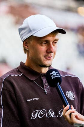 Deutschland: Fußball 2. Bundesliga 2026 27, Vorbereitungsspiel FC St. Pauli vs Deportivo de A Coruna Millerntor-Stadion (Hamburg): Neuverpflichtung Rony Jansson (FC St. Pauli) gibt Interviews Copyright: xStefanxTrochax