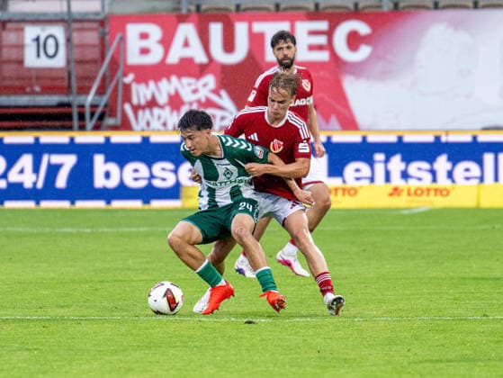 Fußball, Herren, Testspiel, Saison 2026 2027, FC Energie Cottbus - SV Werder Bremen, v.l. Patrice Covic (Werder Bremen), Lukas Michelbrink (Energie Cottbus), 01.08. 2026, Copyright: xSebastianxRäppold MatthiasxKochx
