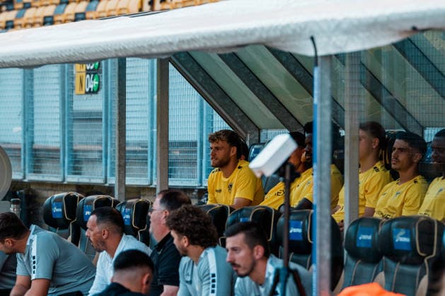 Niederlande Deutschland: Fußball Testspiel Männer 2026 - 2027 - Roda JC Kerkrade vs. Alemannia Aachen - Parkstad Limburg Stadion, Mika Schroers (Alemannia Aachen, 27) möglicher Transfer, sitzt auf der Bank, Einwechselspieler Copyright: xThiemoxRudolphx