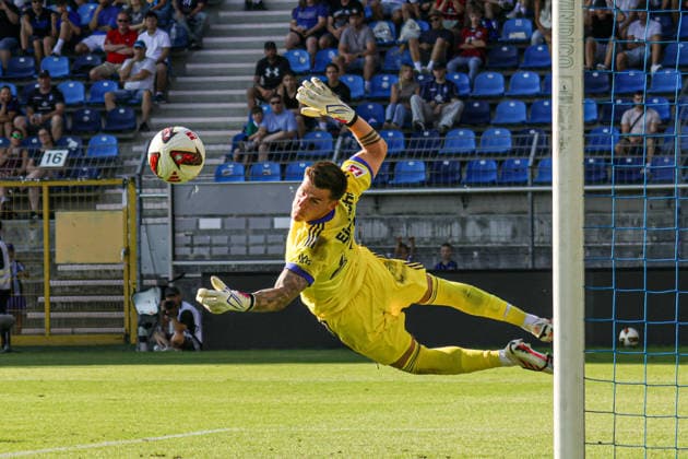 01.08.2026, xhettx, Fussball Testspiel, SV Waldhof Mannheim - Eintracht Frankfurt v.l. Michael Zetterer (SG Eintracht Frankfurt, 23) hechtet nach dem Ball (DFL DFB REGULATIONS PROHIBIT ANY USE OF PHOTOGRAPHS as IMAGE SEQUENCES and or QUASI-VIDEO)