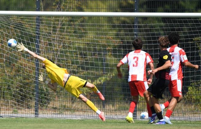 01.08.2026, xophax, Fussball , DFB - Pokal U19 , A- Junioren , A- Jugend . 1 Runde. Fortuna Köln gegen SC Freiburg. Cedric Dreher ( SC Freiburg ) erzielt das 3 zu 0 für den SC Freiburg . Torwart Elias Ries ( SC Fortuna Köln ) kommt zu spät. Köln