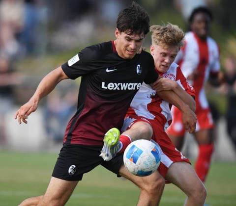 01.08.2026, xophax, Fussball , DFB - Pokal U19 , A- Junioren , A- Jugend . 1 Runde. Fortuna Köln gegen SC Freiburg. Yanik Boos ( SC Freiburg ) , links und Adrian Carlo Meier - Wagner , rechts ( SC Fortuna Köln ) Köln