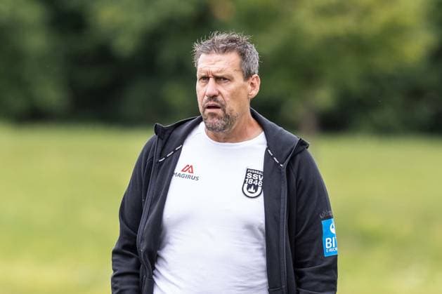 SSV Jahn Regensburg vs. SSV Ulm 1846 Fußball, Fussball, Testspiel, Trainingsplatz Regensburg 01.08.26 Freisteller Einzelbild Portrait Porträt Oliver Unsöld (SSV Ulm 1846 Fußball, Co-Trainer) SSV Jahn Regensburg vs. SSV Ulm 1846 Fußball, Fussball, Testspiel, Trainingsplatz Regensburg 01.08.26 Foto: Lucca Fundel Regensburg Trainingsplatz Bayern Deutschland