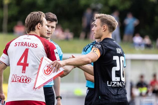 SSV Jahn Regensburg vs. SSV Ulm 1846 Fußball, Fussball, Testspiel, Trainingsplatz Regensburg 01.08.26 Platzwahl der Kapitäne v.l. Felix Strauss (SSV Jahn Regensburg, 04), Alexander Kopf (SSV Ulm 1846 Fußball, 20) SSV Jahn Regensburg vs. SSV Ulm 1846 Fußball, Fussball, Testspiel, Trainingsplatz Regensburg 01.08.26 Foto: Lucca Fundel Regensburg Trainingsplatz Bayern Deutschland