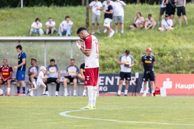 SSV Jahn Regensburg vs. SSV Ulm 1846 Fußball, Fussball, Testspiel, Trainingsplatz Regensburg 01.08.26 vor Anpfiff Nassim Boujellab (SSV Jahn Regensburg, 10) SSV Jahn Regensburg vs. SSV Ulm 1846 Fußball, Fussball, Testspiel, Trainingsplatz Regensburg 01.08.26 Foto: Lucca Fundel Regensburg Trainingsplatz Bayern Deutschland