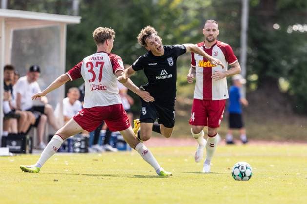 SSV Jahn Regensburg vs. SSV Ulm 1846 Fußball, Fussball, Testspiel, Trainingsplatz Regensburg 01.08.26 v.l. Leopold Wurm (SSV Jahn Regensburg, 37), Benjamin Goller (SSV Ulm 1846 Fußball, 07) SSV Jahn Regensburg vs. SSV Ulm 1846 Fußball, Fussball, Testspiel, Trainingsplatz Regensburg 01.08.26 Foto: Lucca Fundel Regensburg Trainingsplatz Bayern Deutschland