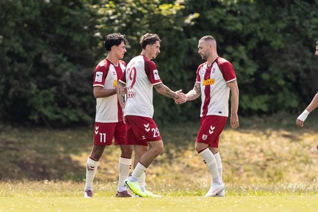 SSV Jahn Regensburg vs. SSV Ulm 1846 Fußball, Fussball, Testspiel, Trainingsplatz Regensburg 01.08.26 Torjubel Jubel Freude nach Treffer Tor Torschuss zum 1:0 durch Marco Wörner (SSV Jahn Regensburg, 11). v.l. Dennis Chessa (SSV Ulm 1846 Fußball, 11), Adrian Fein (SSV Jahn Regensburg, 29), Patrick Hobsch (SSV Jahn Regensburg, 34) SSV Jahn Regensburg vs. SSV Ulm 1846 Fußball, Fussball, Testspiel, Trainingsplatz Regensburg 01.08.26 Foto: Lucca Fundel Regensburg Trainingsplatz Bayern Deutschland