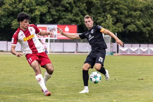 SSV Jahn Regensburg vs. SSV Ulm 1846 Fußball, Fussball, Testspiel, Trainingsplatz Regensburg 01.08.26 v.l. Marco Wörner (SSV Jahn Regensburg, 11), Alexander Kopf (SSV Ulm 1846 Fußball, 20) SSV Jahn Regensburg vs. SSV Ulm 1846 Fußball, Fussball, Testspiel, Trainingsplatz Regensburg 01.08.26 Foto: Lucca Fundel Regensburg Trainingsplatz Bayern Deutschland