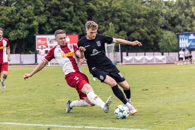SSV Jahn Regensburg vs. SSV Ulm 1846 Fußball, Fussball, Testspiel, Trainingsplatz Regensburg 01.08.26 v.l. Erik Majetschak (SSV Jahn Regensburg, 13), Steffen Meuer (SSV Ulm 1846 Fußball, 18) SSV Jahn Regensburg vs. SSV Ulm 1846 Fußball, Fussball, Testspiel, Trainingsplatz Regensburg 01.08.26 Foto: Lucca Fundel Regensburg Trainingsplatz Bayern Deutschland