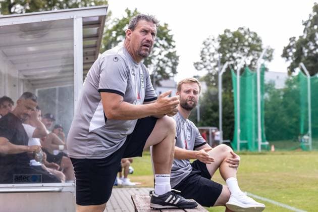 SSV Jahn Regensburg vs. SSV Ulm 1846 Fußball, Fussball, Testspiel, Trainingsplatz Regensburg 01.08.26 v.l. Oliver Unsöld (SSV Ulm 1846 Fußball, Co-Trainer), Martin Minks (SSV Ulm 1846 Fußball, Co-Trainer SSV Jahn Regensburg vs. SSV Ulm 1846 Fußball, Fussball, Testspiel, Trainingsplatz Regensburg 01.08.26 Foto: Lucca Fundel Regensburg Trainingsplatz Bayern Deutschland